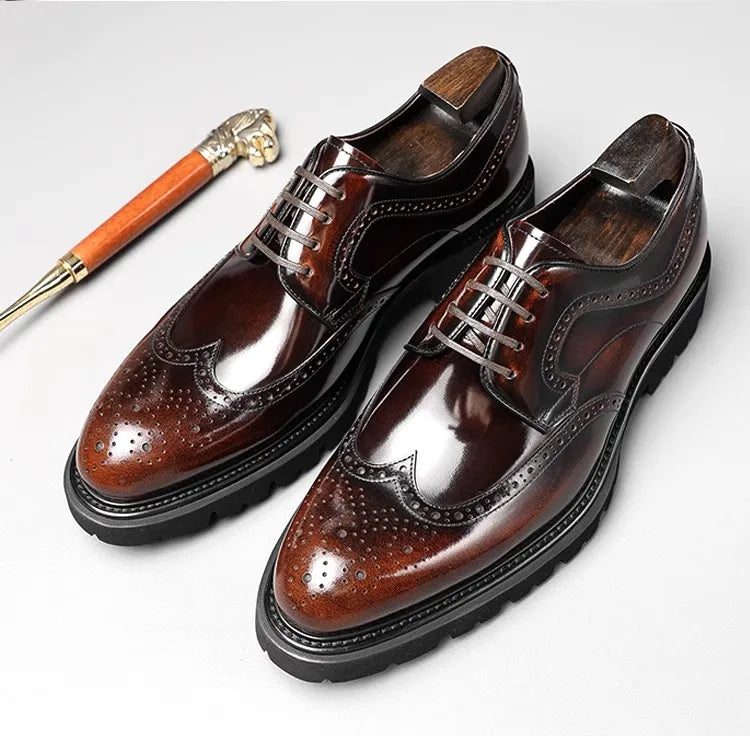 Sapato social Derby Wingtip masculino premium com acabamento polido sofisticado e solado robusto contemporâneo