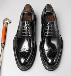 Sapato social Derby Wingtip masculino premium com acabamento polido sofisticado e solado robusto contemporâneo
