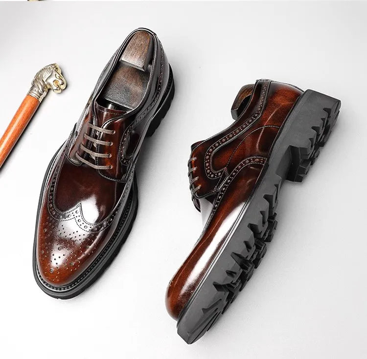 Sapato social Derby Wingtip masculino premium com acabamento polido sofisticado e solado robusto contemporâneo