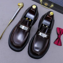Sapato social loafer masculino premium com detalhe metálico elegante e solado robusto contemporâneo