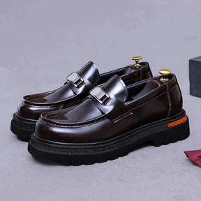Sapato social loafer masculino premium com detalhe metálico elegante e solado robusto contemporâneo