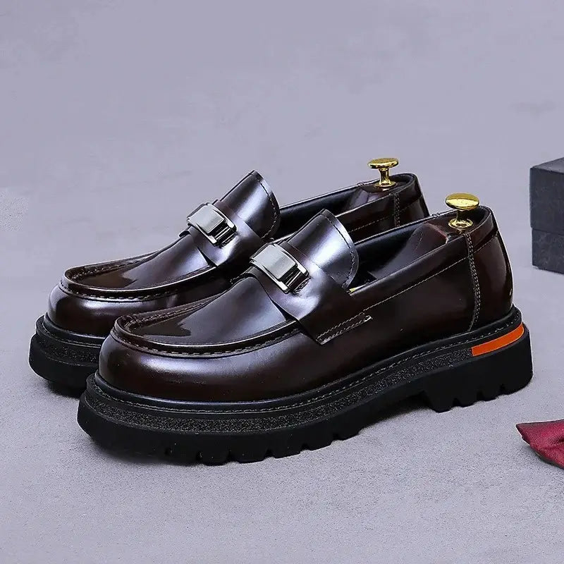Sapato social loafer masculino premium com detalhe metálico elegante e solado robusto contemporâneo