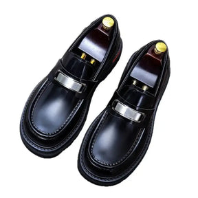 Sapato social loafer masculino premium com detalhe metálico elegante e solado robusto contemporâneo