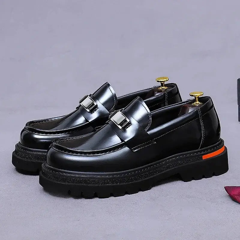 Sapato social loafer masculino premium com detalhe metálico elegante e solado robusto contemporâneo