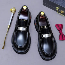 Sapato social loafer masculino premium com detalhe metálico elegante e solado robusto contemporâneo