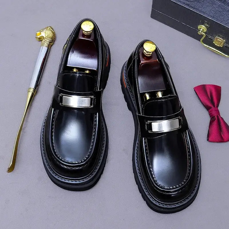 Sapato social loafer masculino premium com detalhe metálico elegante e solado robusto contemporâneo
