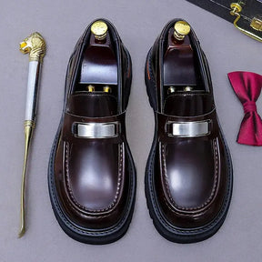 Sapato social loafer masculino premium com detalhe metálico elegante e solado robusto contemporâneo