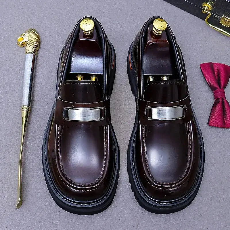 Sapato social loafer masculino premium com detalhe metálico elegante e solado robusto contemporâneo