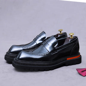 Sapato social loafer masculino premium com detalhes brogue sofisticados e solado robusto contemporâneo