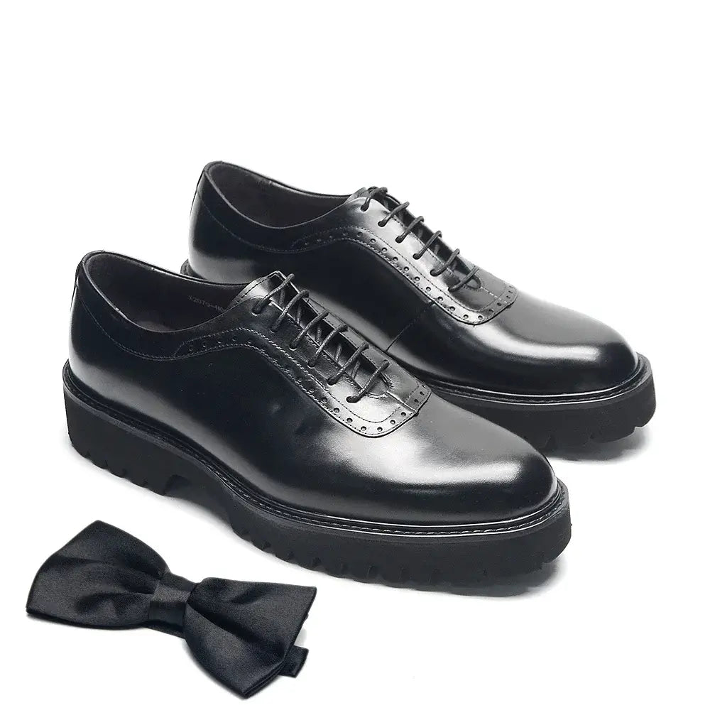 sapato masculino derby em couro na cor preta, modelo  tratorado, ideal para eventos especiais e uso casual.