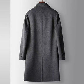 Sobretudo masculino de lã premium com fechamento frontal por botões, forro térmico removível e design elegante para inverno
