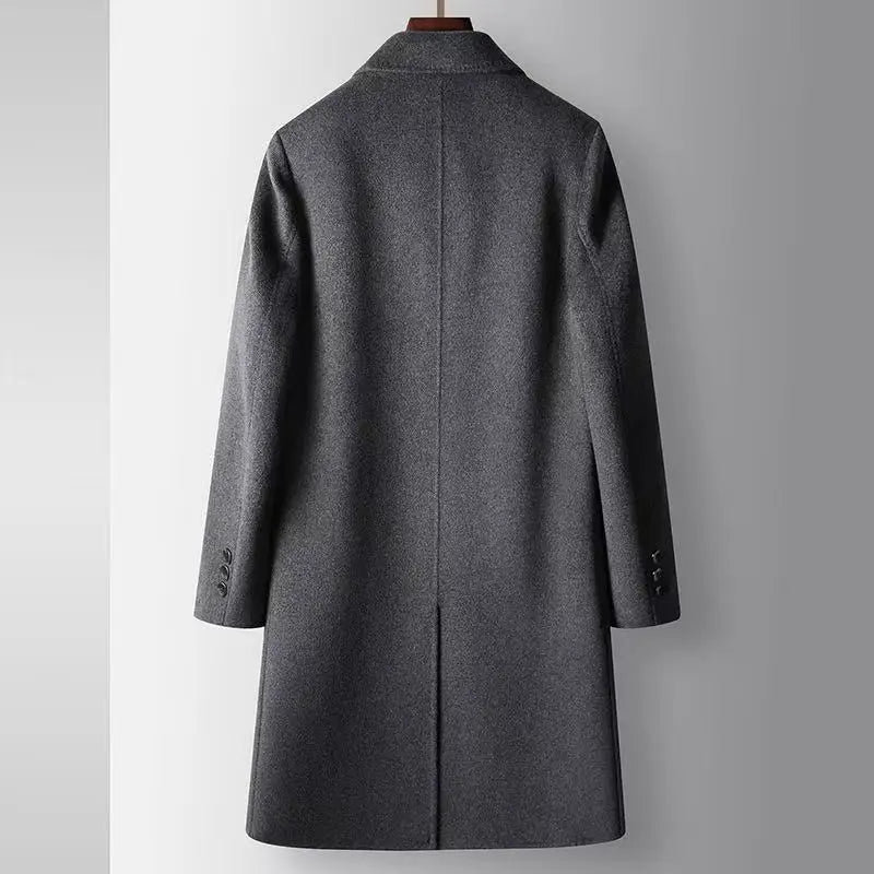 Sobretudo masculino de lã premium com fechamento frontal por botões, forro térmico removível e design elegante para inverno