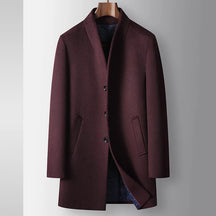 Sobretudo masculino de lã premium com gola estruturada moderna, fechamento frontal por botões e design executivo elegante