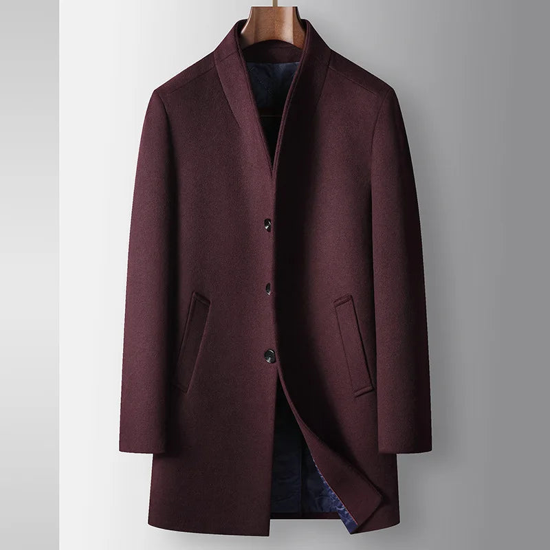 Sobretudo masculino de lã premium com gola estruturada moderna, fechamento frontal por botões e design executivo elegante