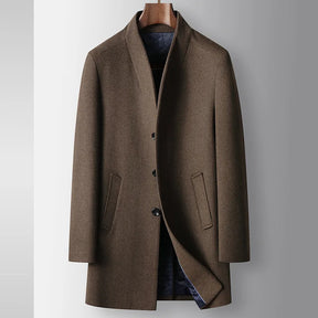 Sobretudo masculino de lã premium com gola estruturada moderna, fechamento frontal por botões e design executivo elegante