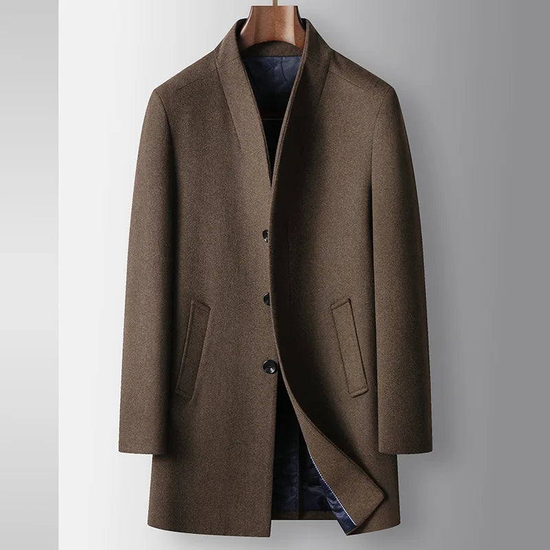 Sobretudo masculino de lã premium com gola estruturada moderna, fechamento frontal por botões e design executivo elegante