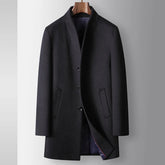Sobretudo masculino de lã premium com gola estruturada moderna, fechamento frontal por botões e design executivo elegante