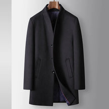 Sobretudo masculino de lã premium com gola estruturada moderna, fechamento frontal por botões e design executivo elegante