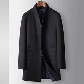 Sobretudo masculino de lã premium com gola estruturada moderna, fechamento frontal por botões e design executivo elegante
