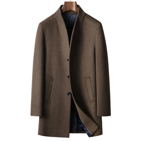 Sobretudo masculino de lã premium com gola estruturada moderna, fechamento frontal por botões e design executivo elegante