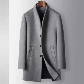 Sobretudo masculino cinza de lã premium com gola estruturada moderna, fechamento frontal por botões e design executivo elegante