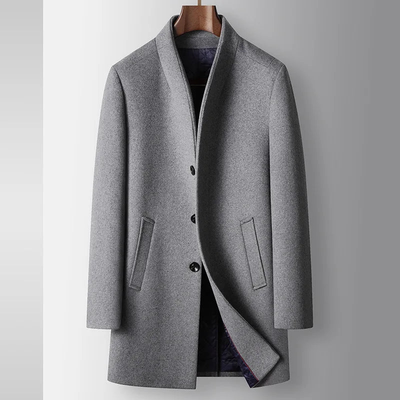 Sobretudo masculino cinza de lã premium com gola estruturada moderna, fechamento frontal por botões e design executivo elegante
