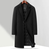 Sobretudo masculino premium com forro térmico acolchoado, fechamento frontal por botões e design executivo elegante