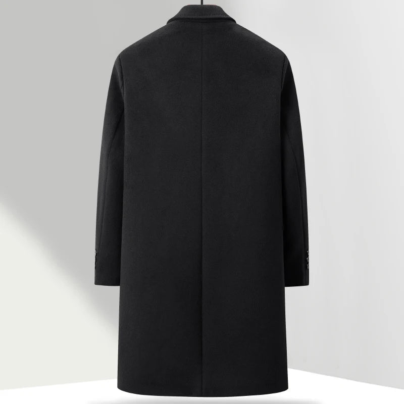 Sobretudo masculino premium com forro térmico acolchoado, fechamento frontal por botões e design executivo elegante
