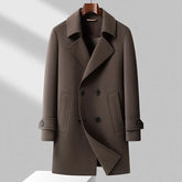 Sobretudo masculino marrom de lã premium com fechamento transpassado duplo, acabamento sofisticado e design elegante para inverno