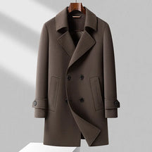 Sobretudo masculino marrom de lã premium com fechamento transpassado duplo, acabamento sofisticado e design elegante para inverno