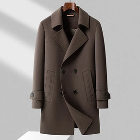 Sobretudo masculino marrom de lã premium com fechamento transpassado duplo, acabamento sofisticado e design elegante para inverno