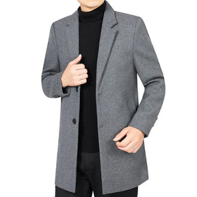 Sobretudo masculino cinza premium com design executivo elegante, fechamento frontal por botões e modelagem sofisticada para inverno