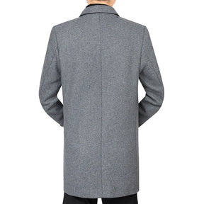Sobretudo masculino cinza premium com design executivo elegante, fechamento frontal por botões e modelagem sofisticada para inverno