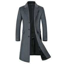 Sobretudo masculino extra alongado com design britânico sofisticado, fechamento frontal por botões e visual executivo elegante