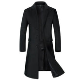 Sobretudo masculino preto extra alongado com design britânico sofisticado, fechamento frontal por botões e visual executivo elegante