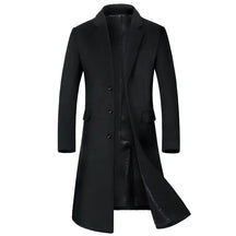 Sobretudo masculino preto extra alongado com design britânico sofisticado, fechamento frontal por botões e visual executivo elegante