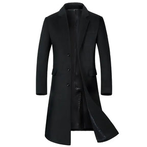 Sobretudo masculino preto extra alongado com design britânico sofisticado, fechamento frontal por botões e visual executivo elegante