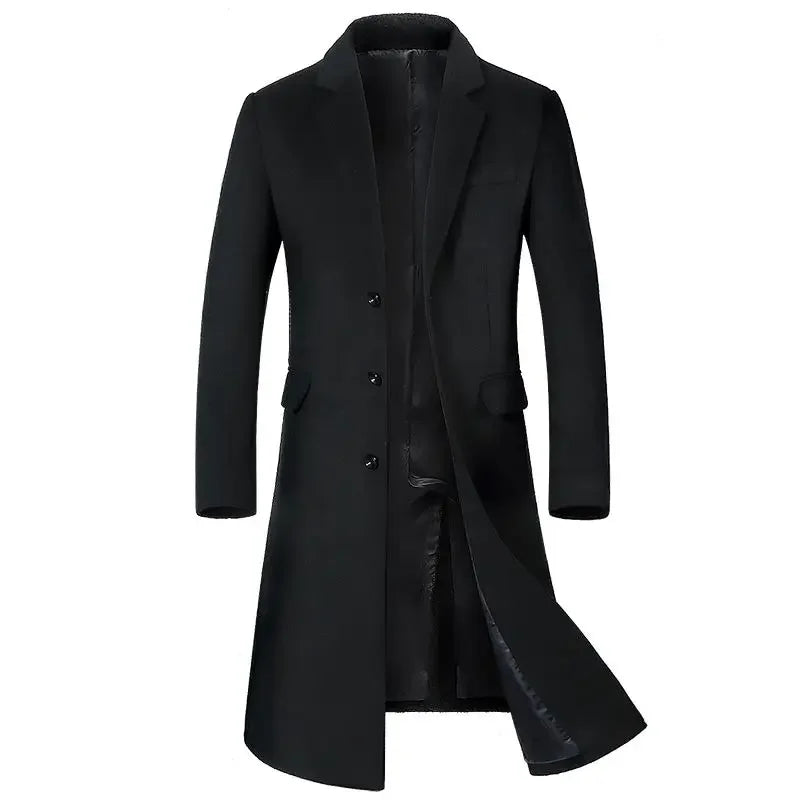 Sobretudo masculino preto extra alongado com design britânico sofisticado, fechamento frontal por botões e visual executivo elegante