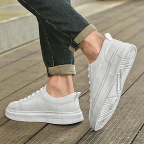 Tênis casual masculino branco, modelo casual, ideal para uso diário, confortável e respirável.